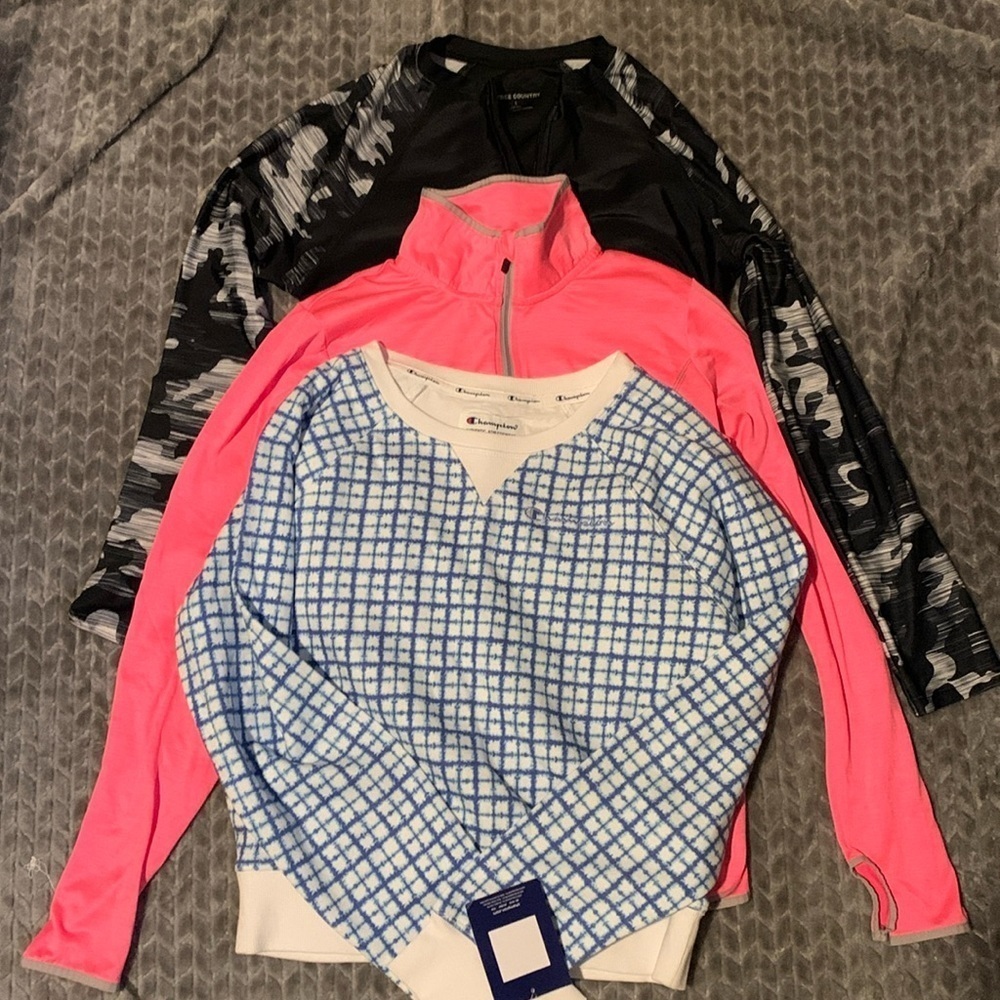 Lot of 3 lightweight jackets/sweatshirt. ‎ Size Small.